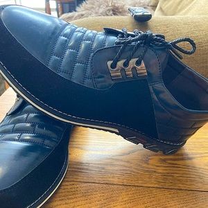 Excellent condition and great style - men’s Oxford size 12